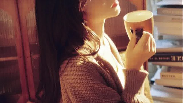 手持胶片傻瓜机，i人在室内轻松摆出多样拍照姿势