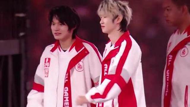 万丈红云万丈火，烧穿九霄见真龙，银龙杯里震沧海，饮尽千秋我为峰。恭喜AG鸟巢夺冠