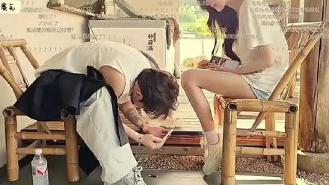 没，没干嘛啊，就看手机啊