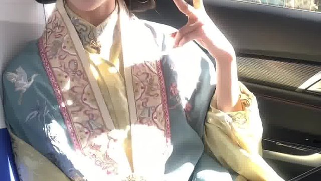 就随着暖暖的风，慢慢的走，牵着你的手