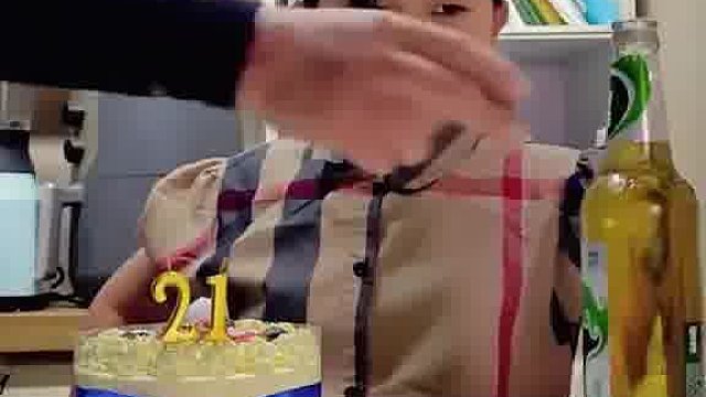 女儿古灵精怪，男子一掌后秒变“少年”，网友：梦碎回现实