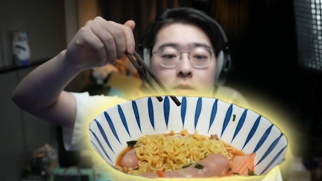 大晚上的没事干，就看Zc吃泡面盒马的烤肠吧！