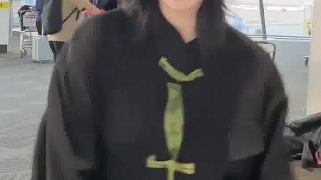 轻轻抬眼帘，萌感直接戳中心房！