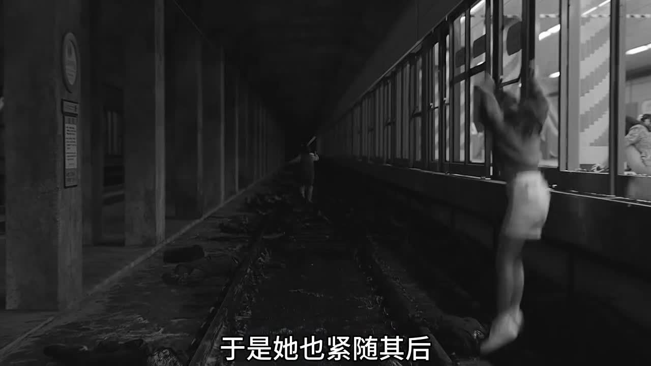 地铁的车厢内竟挤满了密密麻麻的丧s