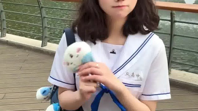 我们的距离只有6毫米，那是屏幕的厚度