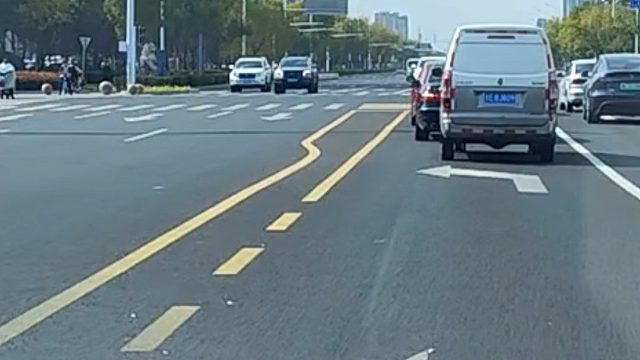 左转为红灯，不越过停止线，能直接掉头吗？