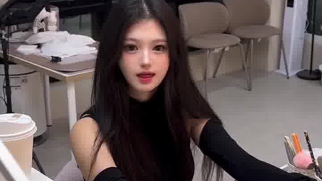 城市雪中的温柔女孩，缓缓眨眼，露出微笑。