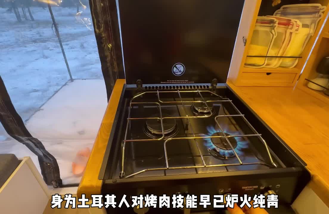 夫妻开着重型房车踏入雪地露营一天一夜，极其解压的一场体验 (2)
