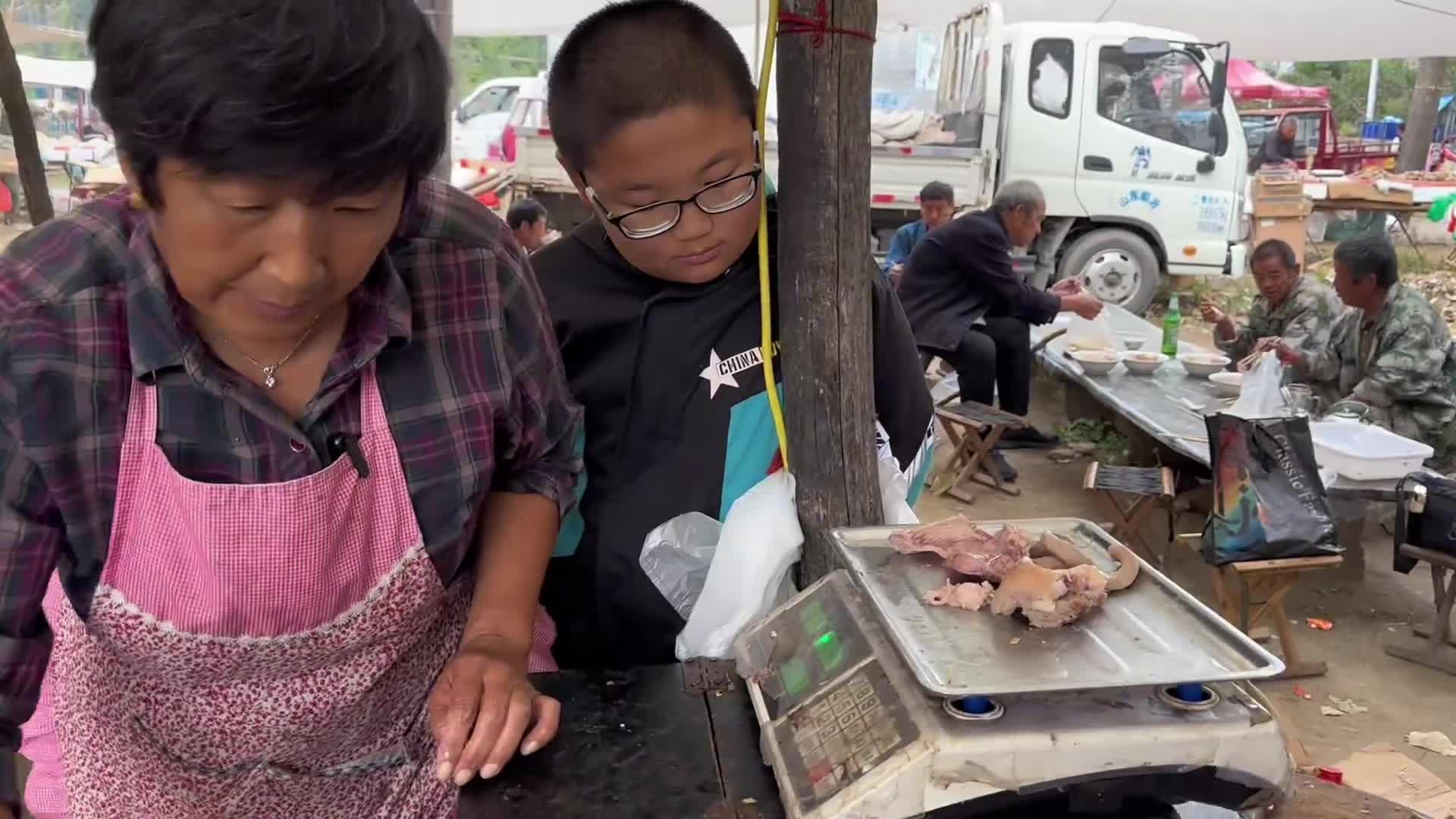 山东大集大娘赶集卖猪肉汤