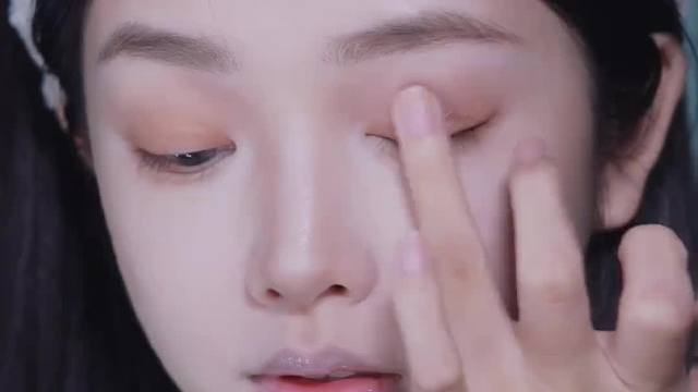 又浓又淡小烟熏，初秋温柔裸调流光妆