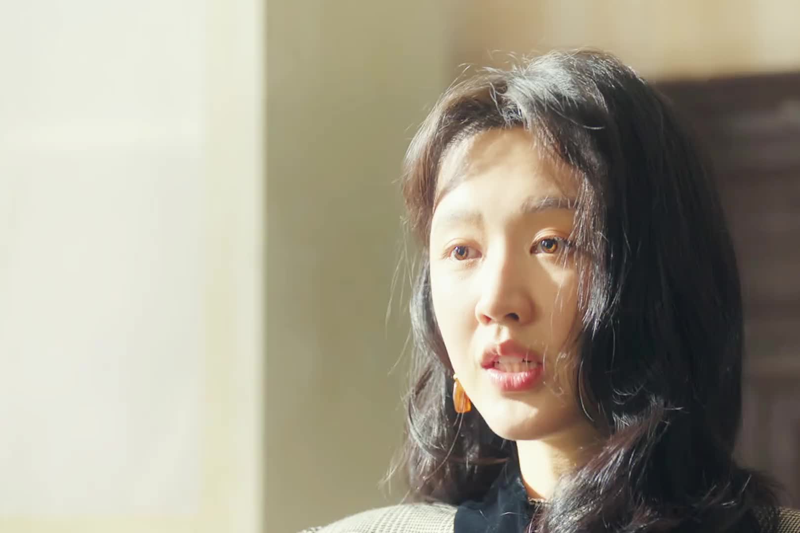 姐姐看不惯妹妹没上过学还能比自己好，结果是搬起石头砸自己的脚