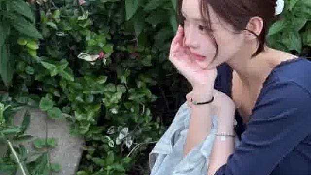 海风把碎发吹成了心情