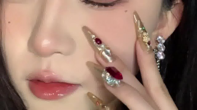 只有女孩子才懂我这个妆和美甲有多好看！