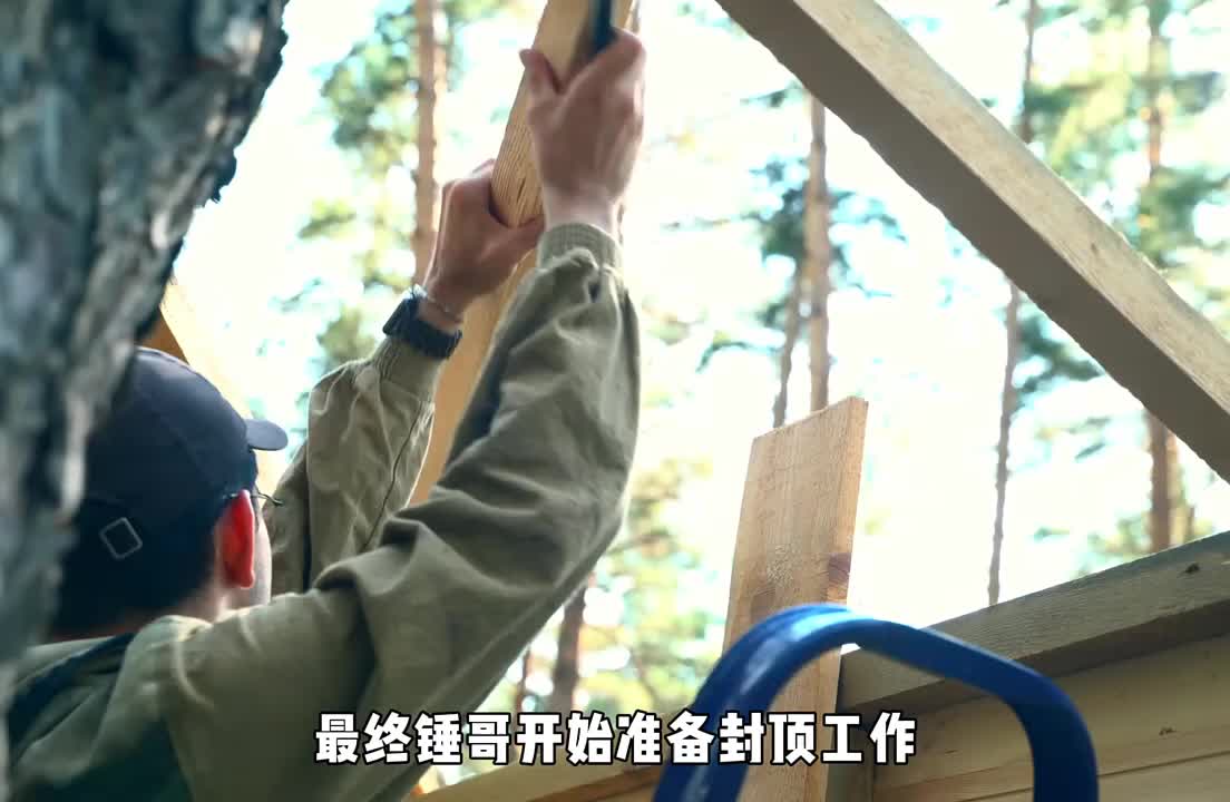 男人在荒野地带搭建出空中树屋，这样的庇护所实在是安全感十足 (2)