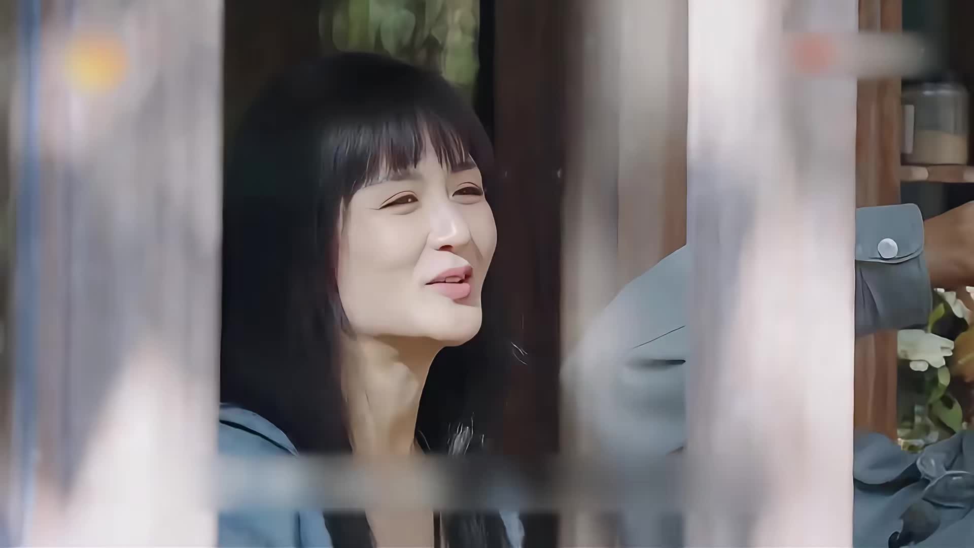 不仅当众吐槽谢娜戴假发，就连自己老婆也不放过