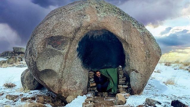 牛人在冰天雪地真狠到了极致，把一块超级圆石，改造成最强庇护所