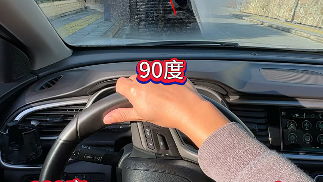 打方向盘的正确手势，新手别再用狗刨式了