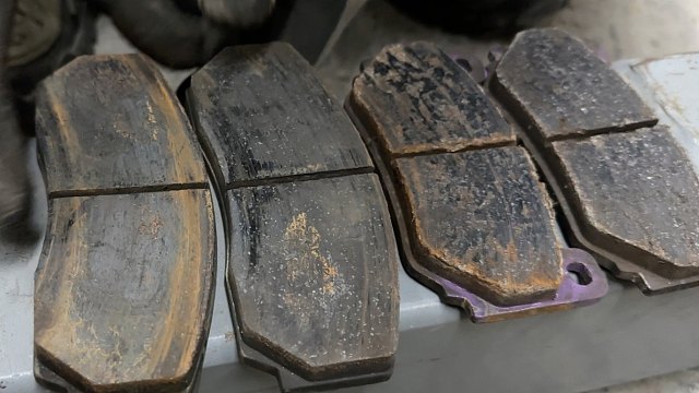 刹车皮超温以后就是脱落。当然，好的皮只是会加剧磨损，并不会这样脱落，差的甚至直接分层，一整块的掉。