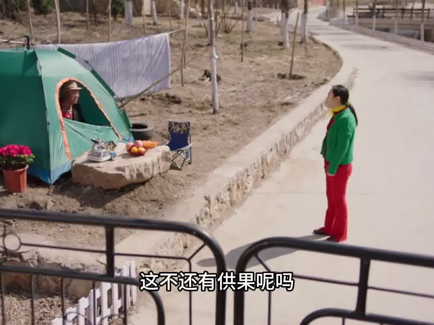 我以为是坟呢 前面还有很多供果 哈哈