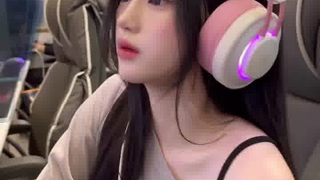 白衬衫的清冷和一束暖光