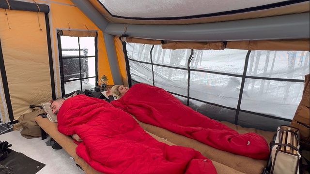 零下15的天，暴风雪都被冻成了冰雕，夫妻俩躲在帐篷里面睡懒觉