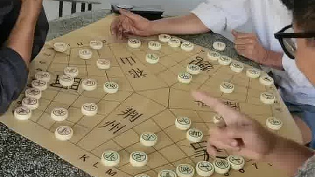 三个女人一台戏，三个男人一盘棋