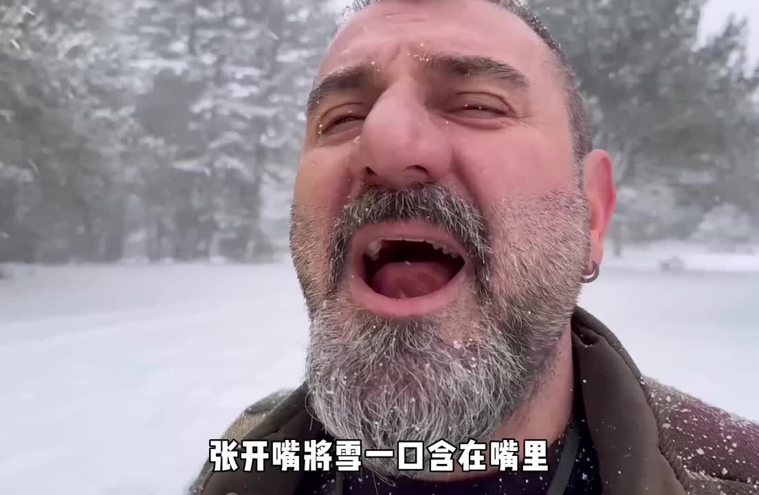 在这样的冰天雪地中体验一次重型房车露营，外面的积雪厚达25厘米  (1)