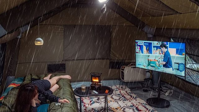 热辣女孩顶着暴雨，户外搭建房子一样的大帐棚，真的好羡慕这样的露营啊