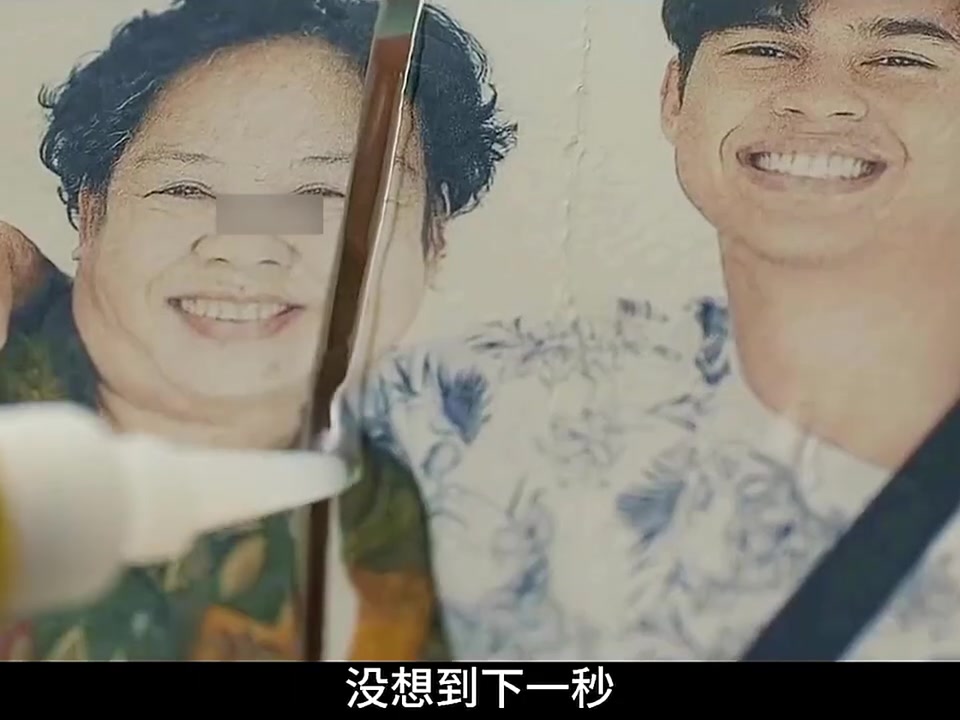 小伙正在洗澡却突然被壁虎咬了一口