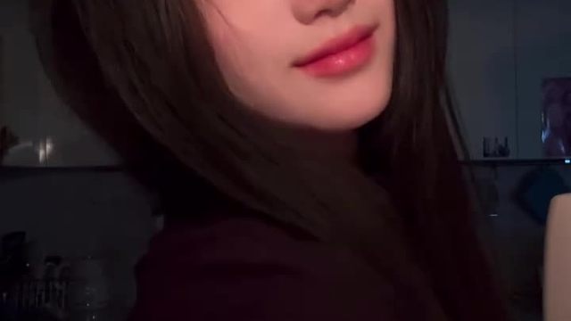 昏黄台灯下的柔软瞬间