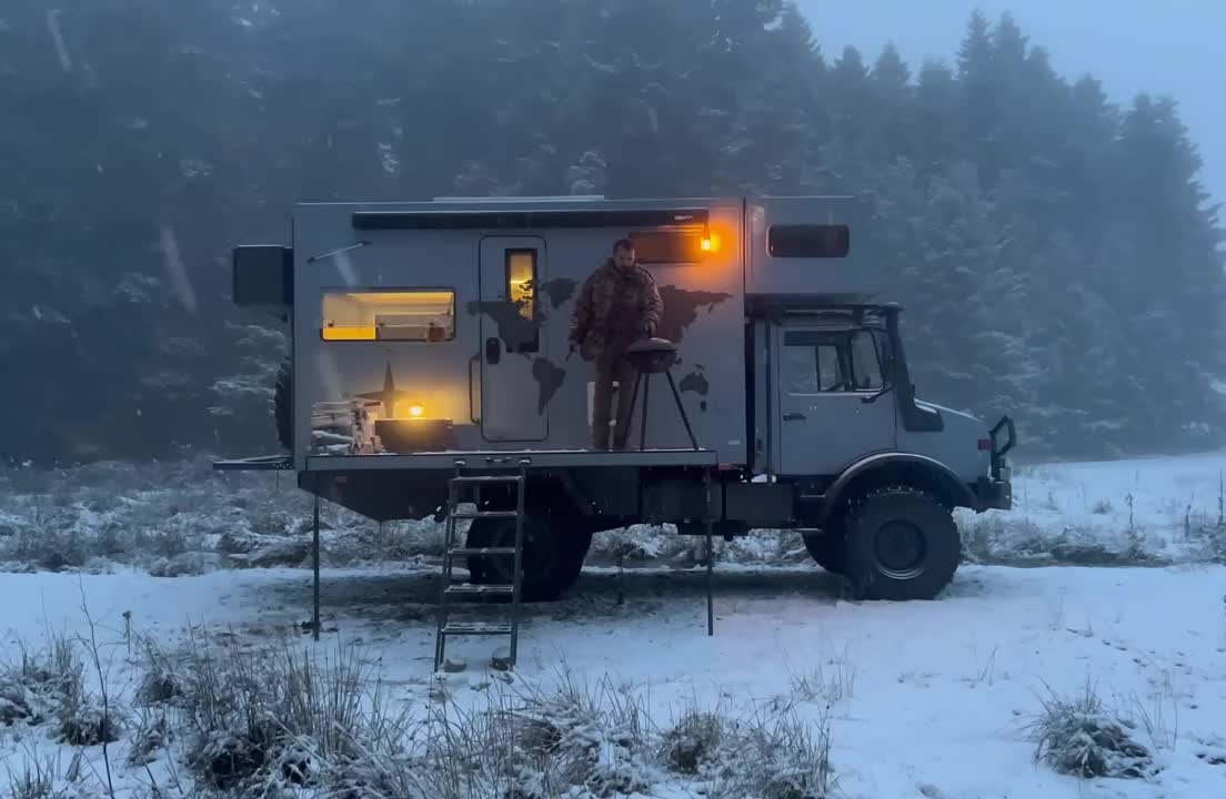 开着房车来到雪地中体验一场露营，安全感直接拉满！  (2)