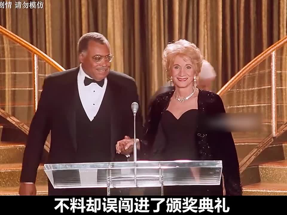 美女特工一把脱掉性感长裙只为了让眼前的老头放松警惕