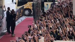 是誰買杯咖啡就蹲到了主隊抵達(dá)！ 不得不說真流量隊啊！這個人氣太夸張了