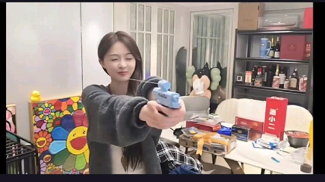 【小酷】小姐姐玩整蛊水枪，难怪只让玩一下！