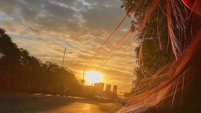 打开更衣柜惊现巨大物品！