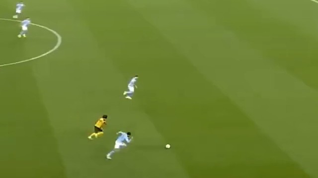 足球比赛精彩瞬间，球员们奋力拼搏！#足球