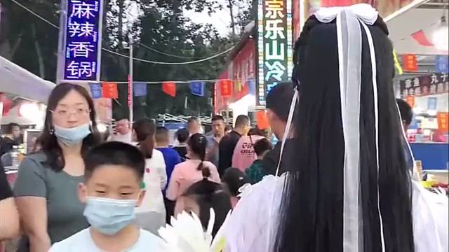 美女穿着汉服逛夜市，路人忍不住多看一眼，这也太仙了！
