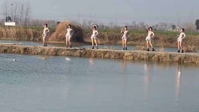 现在钓鱼都这么卷了嘛，20个人40条杆