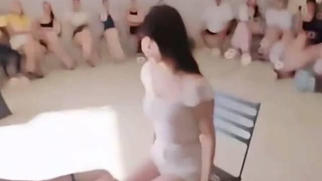 夹死他，鼻裂！