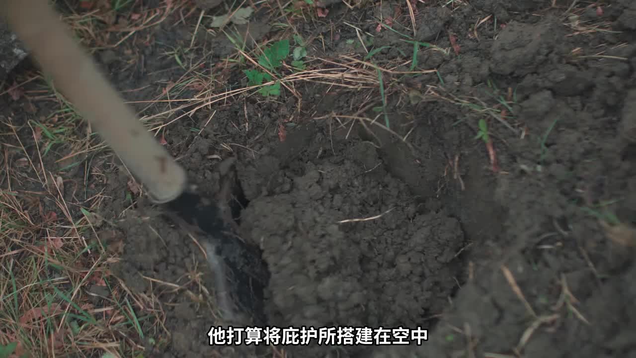 第1集：荒无人烟的野外，男人给自己搭建了悬浮的小屋