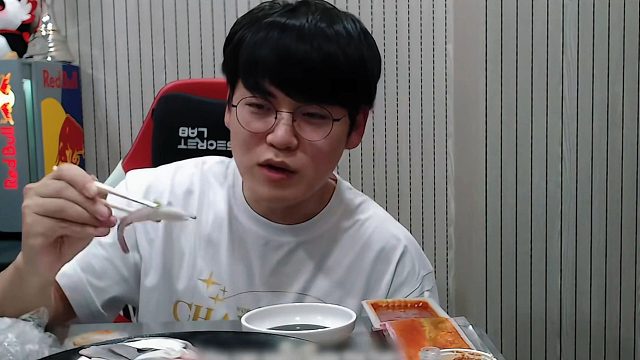 T1逆天管理层：小吕布离队原因不能保证首发特定因素！ 更逆天的用三冠AD换LPL知名ADC！peyz的加入!