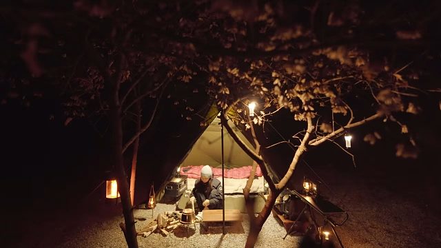 在寒冷的秋夜在小帐篷里露营 · 野营亚述·野营