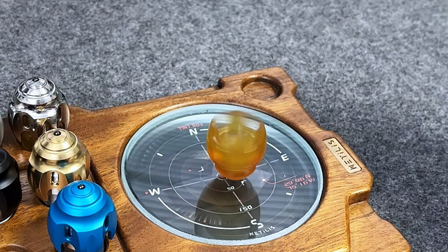 小男孩指尖陀螺