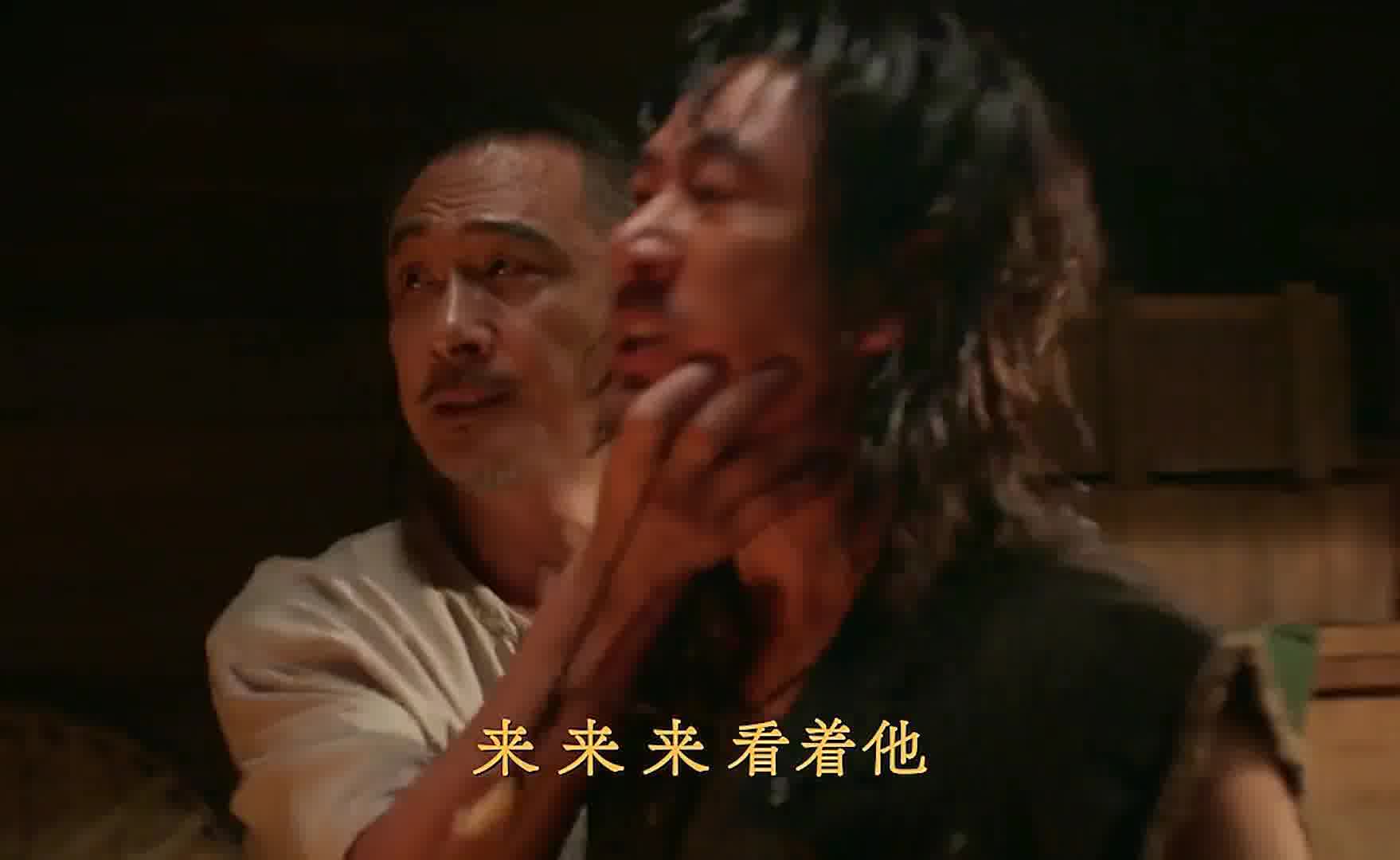 吴镇宇又回到舒适区了，一个眼神就吓到小弟，老大的眼神太飒了！