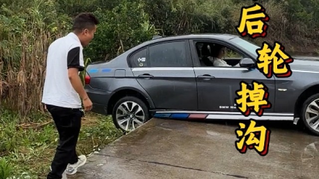 路边遇女司机，窄路掉头车轮掉沟了，斯令现场演示帮忙！