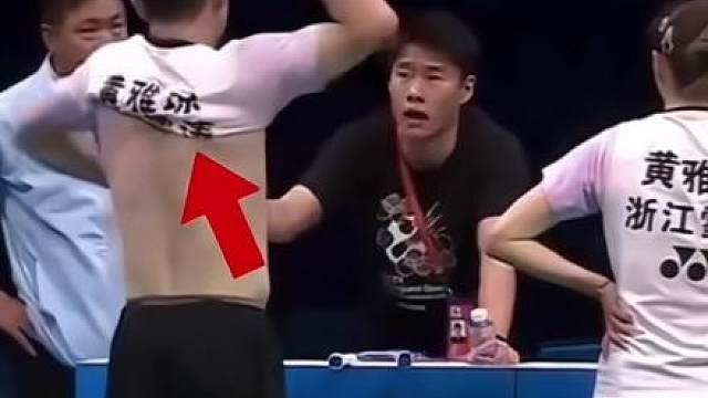 笑不会了，郑思维错穿雅琼衣服，混双差点变女双