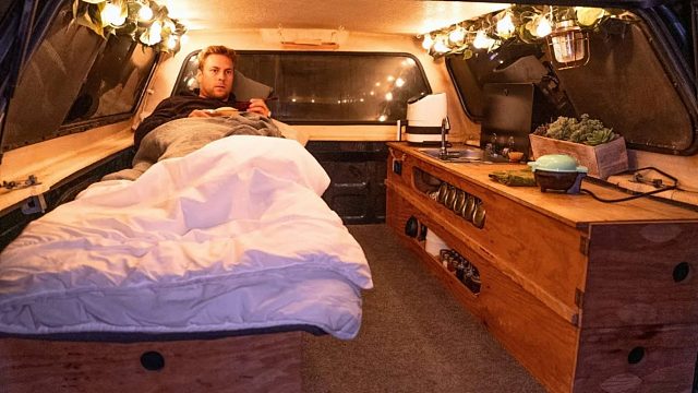 下雨天开着我的轻型小房车，到野外露营，解压释放我的情绪压力！