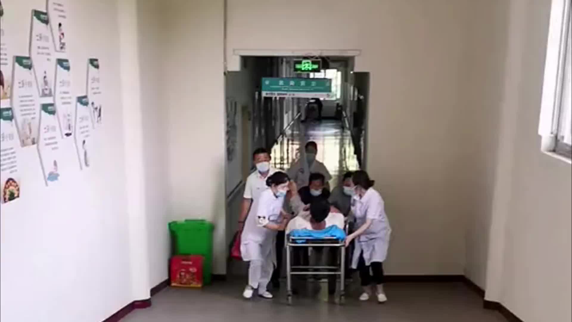 中国人有多爱看热闹，根本拦不住