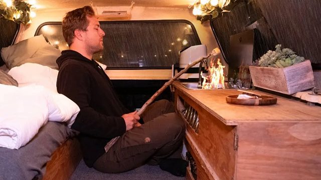 在卡车里度过的雨夜露营 _ 露营的夜晚 _ 令人放松的自发性肌肉反应