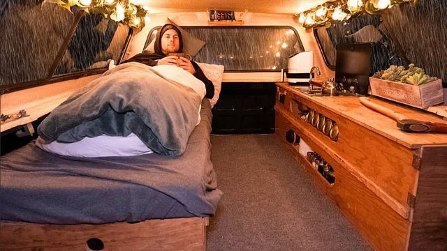 独自驾驶卡车进行露营，在微弱的傍晚细雨中——放松的自发性催眠声